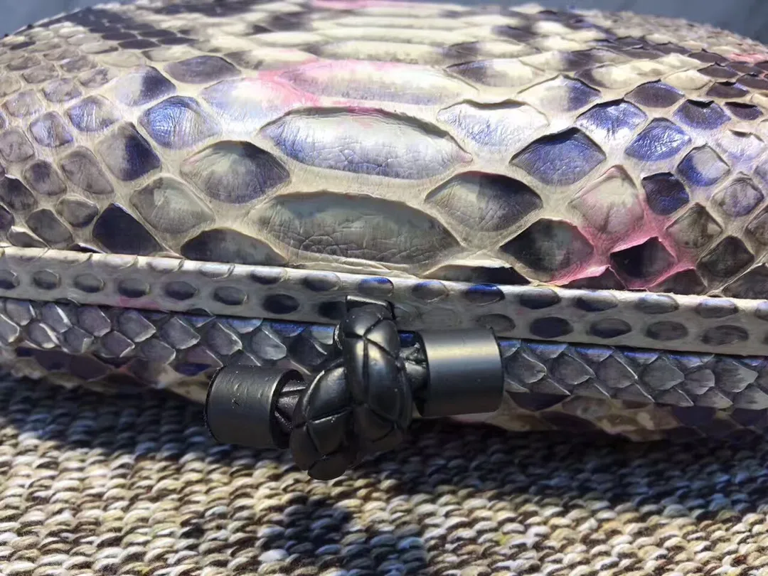 🔥🔥Model No. 8651🔥🔥This elegant clutch bag is one of the most popular handbags in woven bags. It is an interpretation of a classic design that was reintroduced in 2001. Since its launch, the Knot clutch has exhibited exquisite craftsmanship and integrated different styles from low-key to flamboyant. Each new Knot product demonstrates the irresistible and timeless charm of this classic handbag. This luxurious handbag features the signature braided rope buckle and is crafted from rare yellow-ringed forest snake and water snake skins. More charming and luxurious texture. Size: Small 16.5cm
